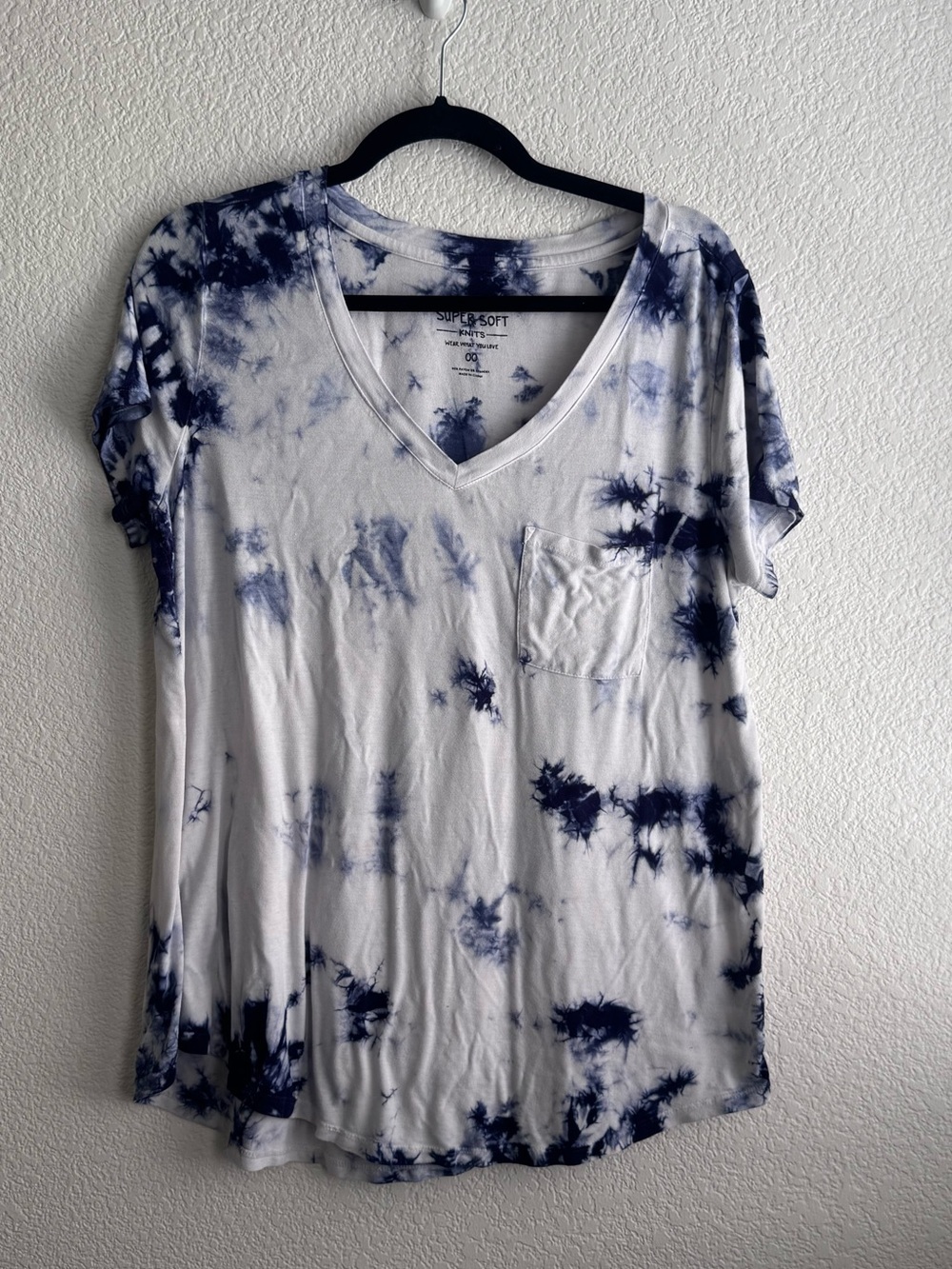 TORRID White & Navy Tie-Dye V-Neck Pocket Tee | 00X